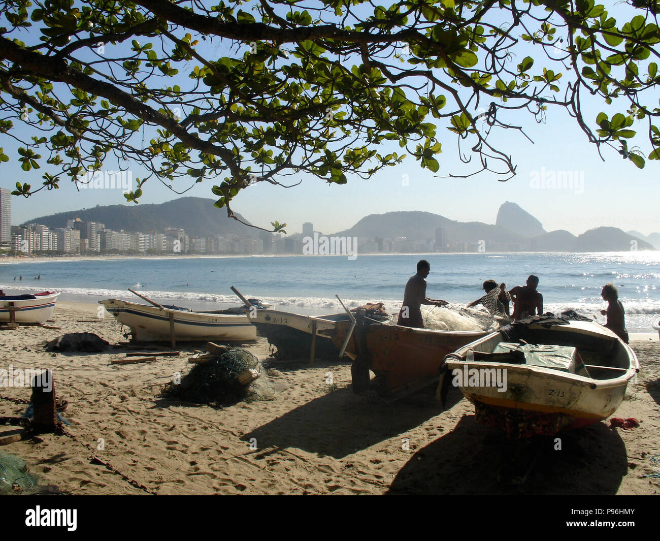 Fishmen, sulla spiaggia di Copacabana, Rio de Janeiro, Brasile Foto Stock