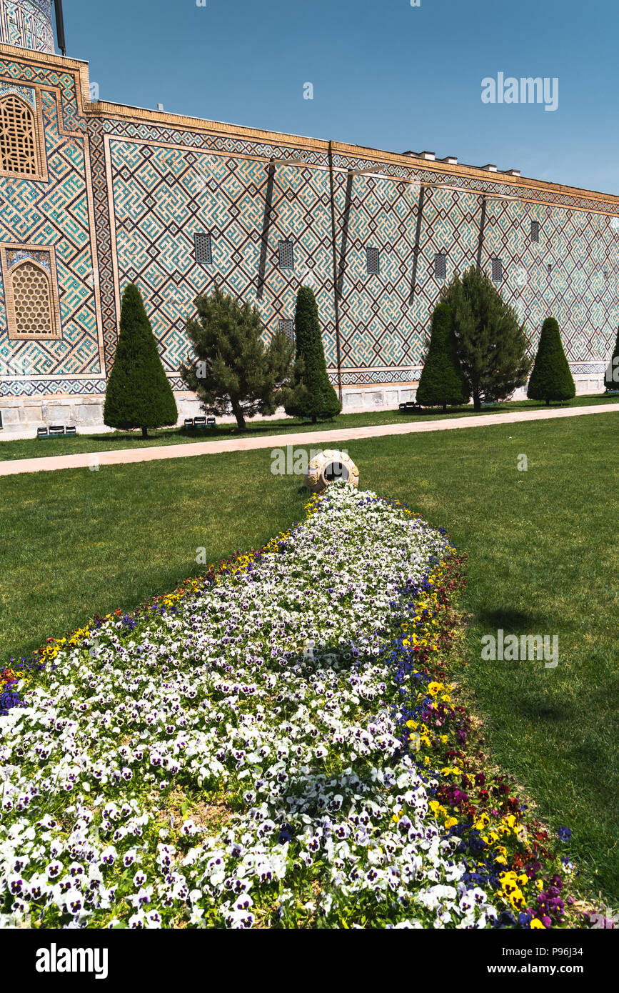 Fiori sul letto di fiori sulla piazza Registan. Samarcanda, Uzbekistan. Foto Stock