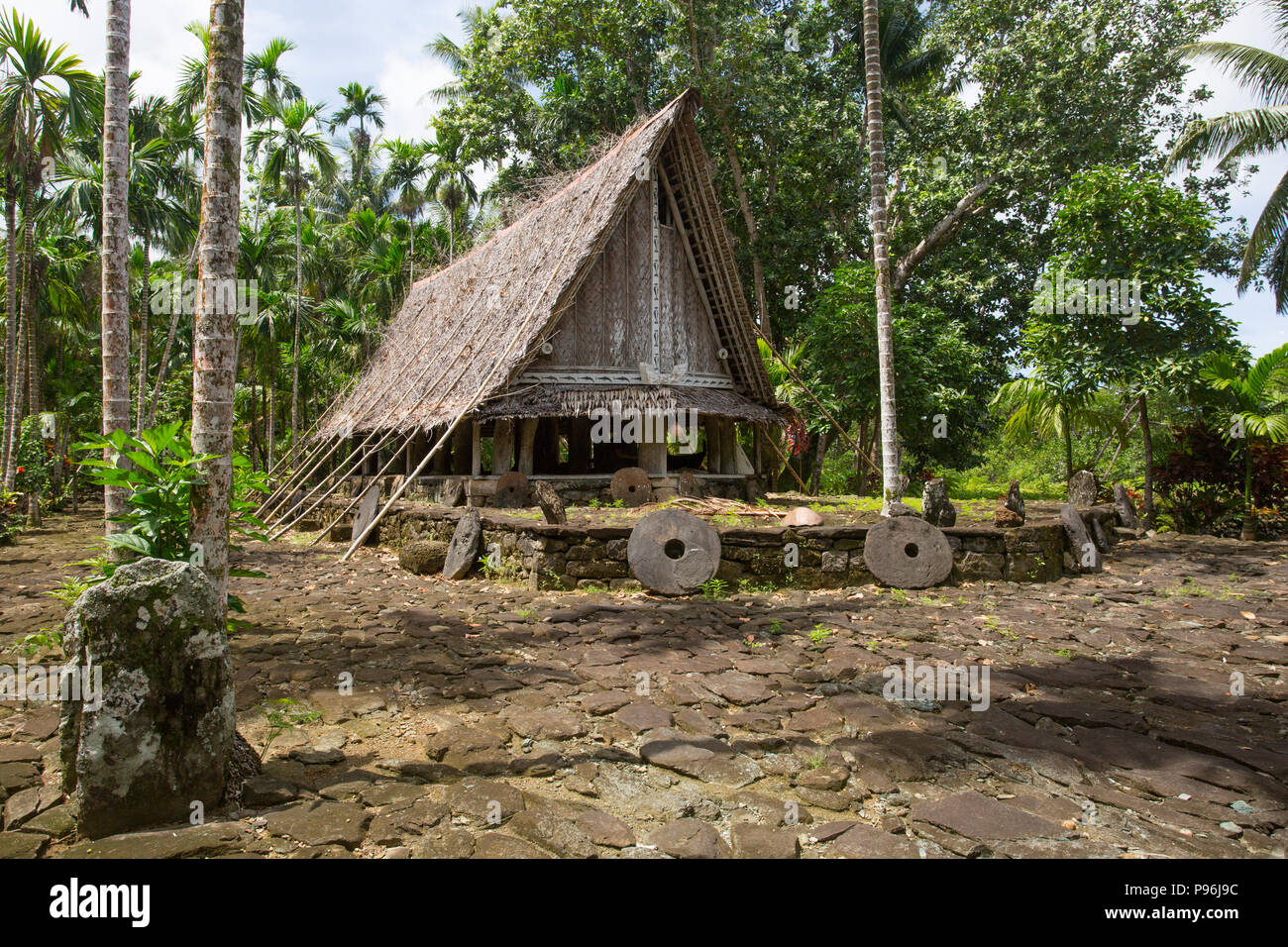 Casa Tradizionale con la pietra di denaro, Yap, Isole Caroline, Stati Federati di Micronesia Foto Stock