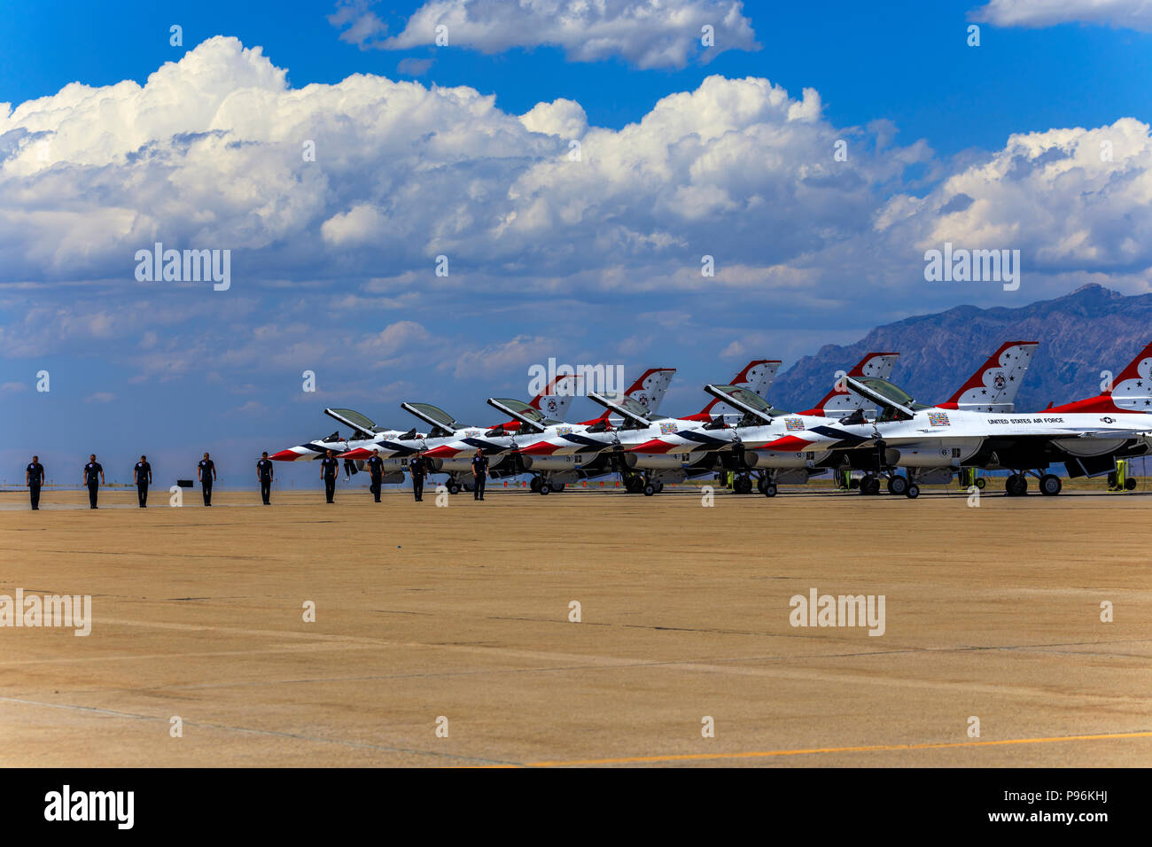 L'equipaggio dell'U.S. Air Force Thunderbirds davanti a loro F-16 aeromobile come eseguire le loro pre-show cerimonia di inizio delle loro prestazioni Foto Stock