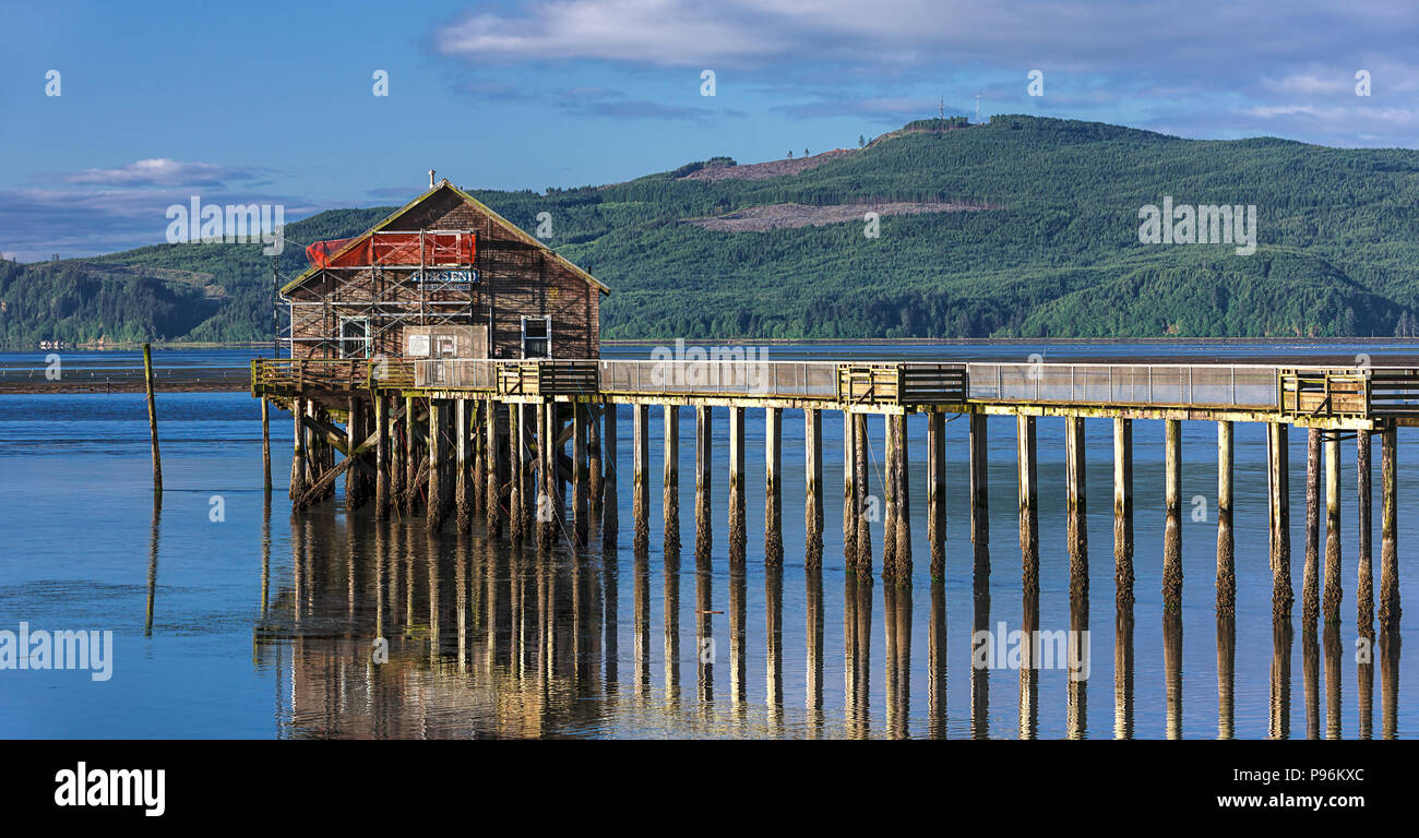 Panorama del centro storico di Pier e il negozio su Tillamook Bay a Garibaldi, Oregon. Foto Stock