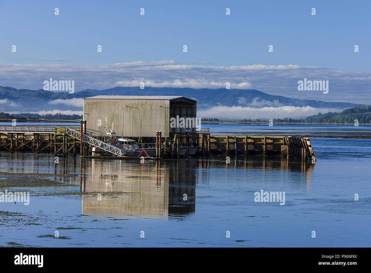 Coast Guard boathouse su Tillamook Bay a Garibaldi, Oregon. Foto Stock