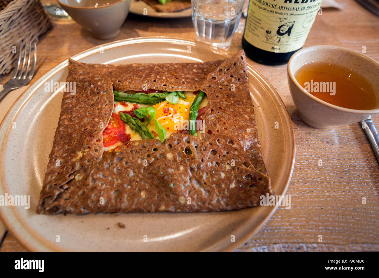 Un Breton grano saraceno galette riempito con verdure fresche e un uovo per pranzo a Parigi, Francia Foto Stock