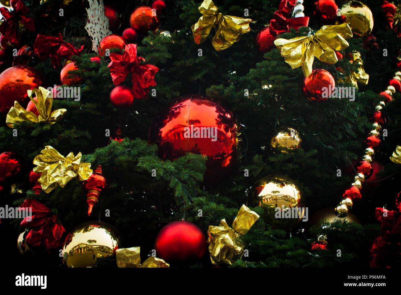 Albero Di Natale Rosso E Verde.Albero Di Natale Decor Oro Rosso E Verde Foto Stock Alamy