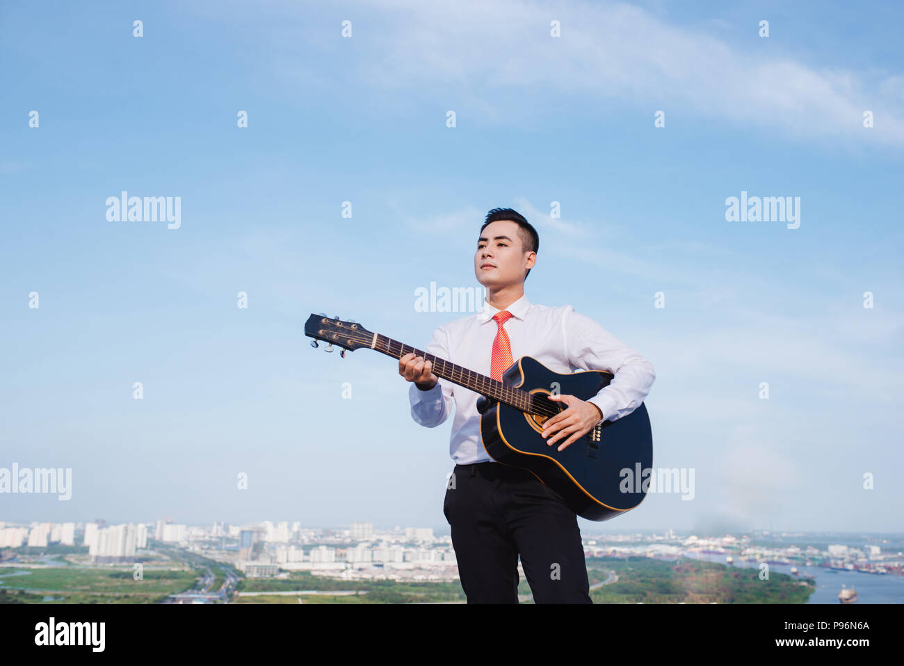 Concetto musicale. Uomo informale la riproduzione di praticare la chitarra. Foto Stock