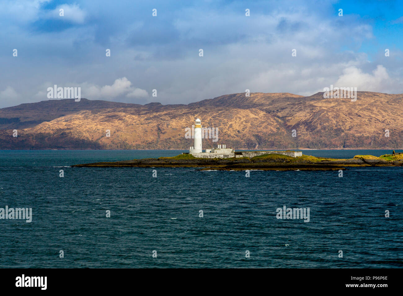 Lismore faro sul piccolo isolotto di Eilean Musdile è una visione comune da Oban - Mull il traghetto o le navi che entrano o lasciano il suono di Mull. Foto Stock