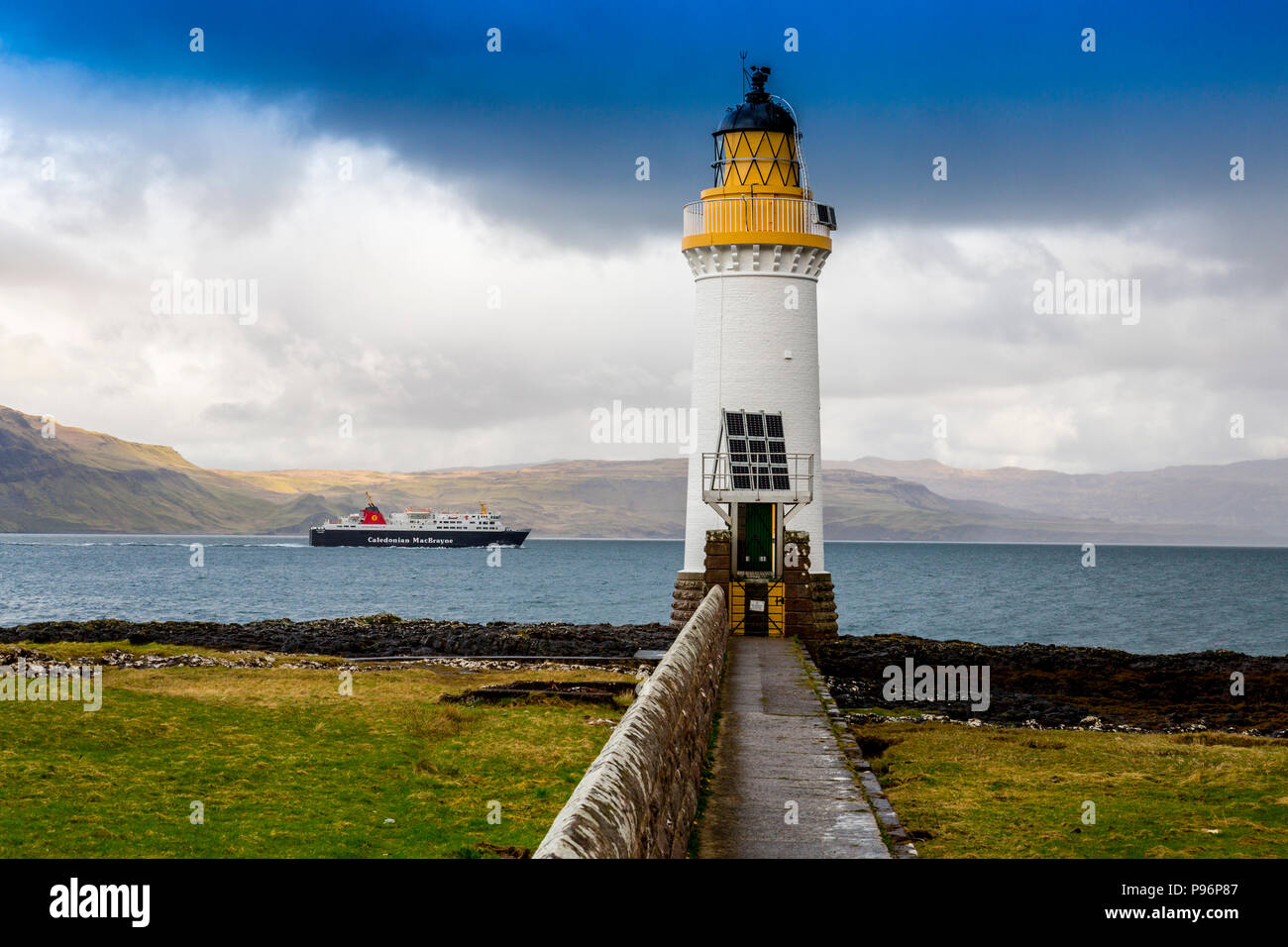 La barra - Oban ferry passando Rubha nan Gall faro sul suono di Mull nr Tobermory, Mull, Argyll and Bute, Scotland, Regno Unito Foto Stock