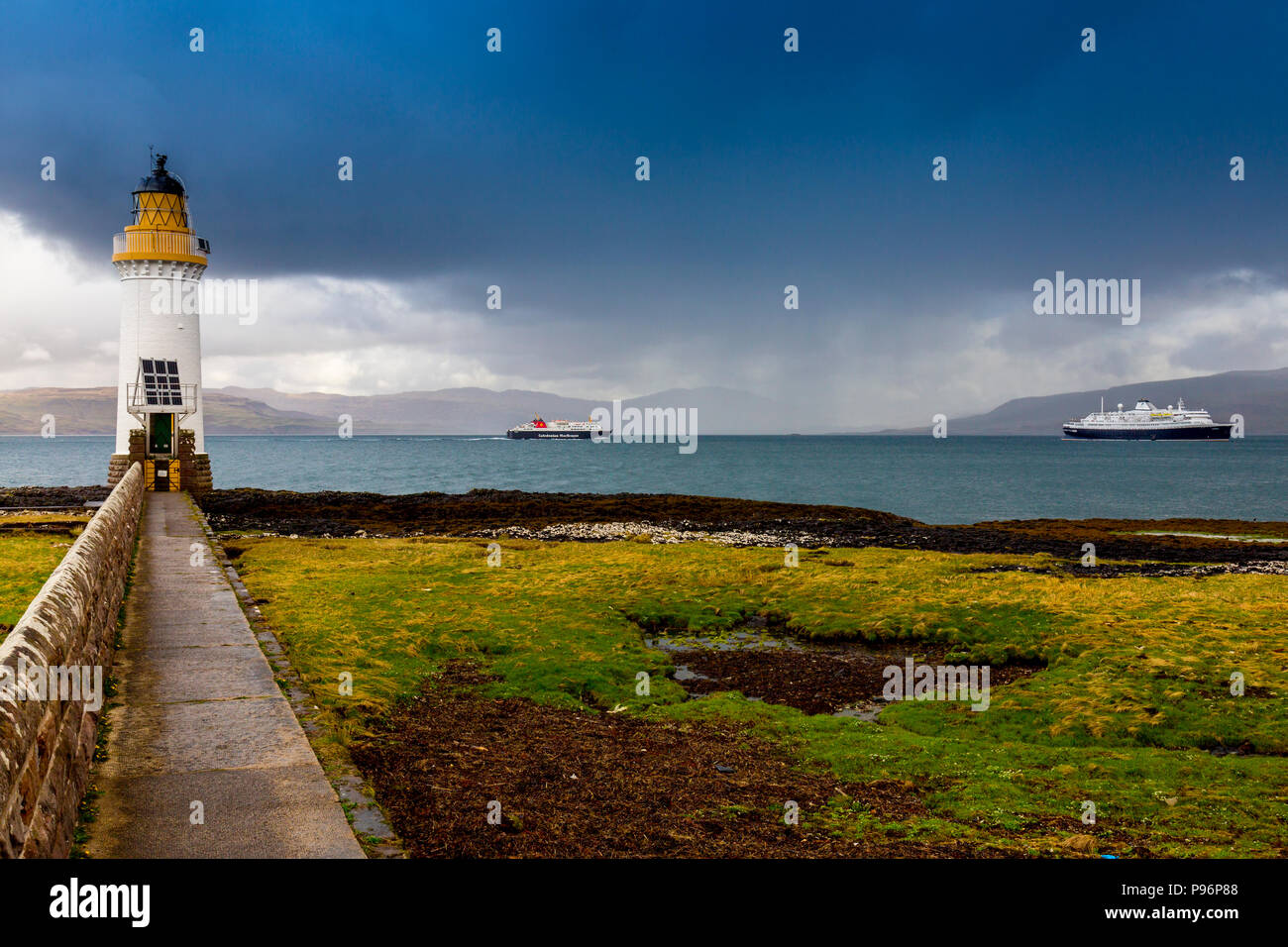 La barra - Oban ferry passando Rubha nan Gall faro e crociera "Astoria" sul suono di Mull nr Tobermory, Argyll and Bute, Scotland, Regno Unito Foto Stock