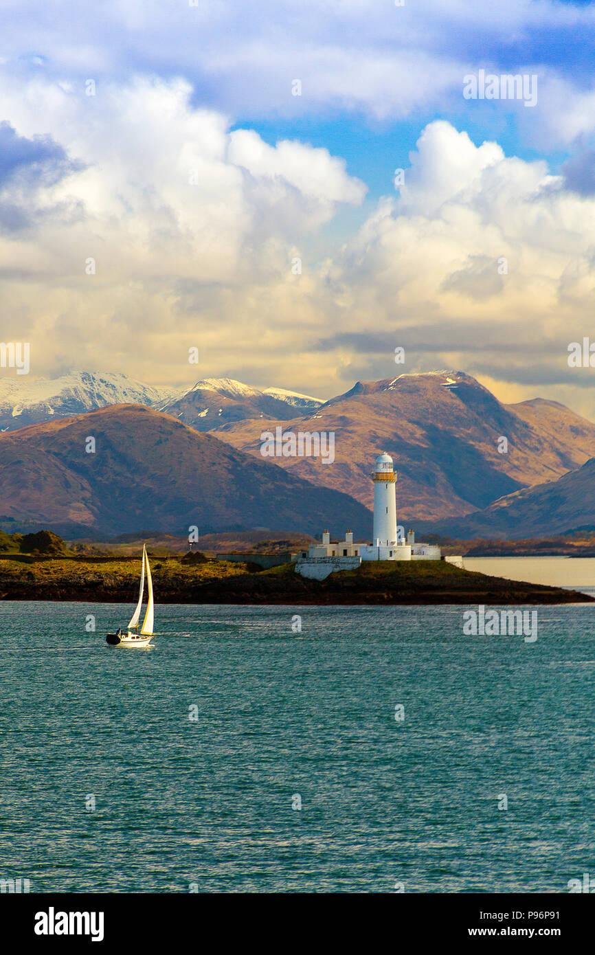 Lismore faro sul piccolo isolotto di Eilean Musdile è una visione comune da Oban - Mull il traghetto o le navi che entrano o lasciano il suono di Mull. Foto Stock
