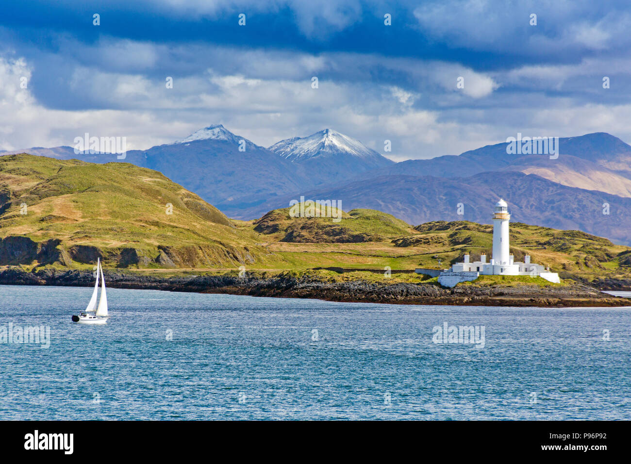 Lismore faro sul piccolo isolotto di Eilean Musdile è una visione comune da Oban - Mull il traghetto o le navi che entrano o lasciano il suono di Mull. Foto Stock