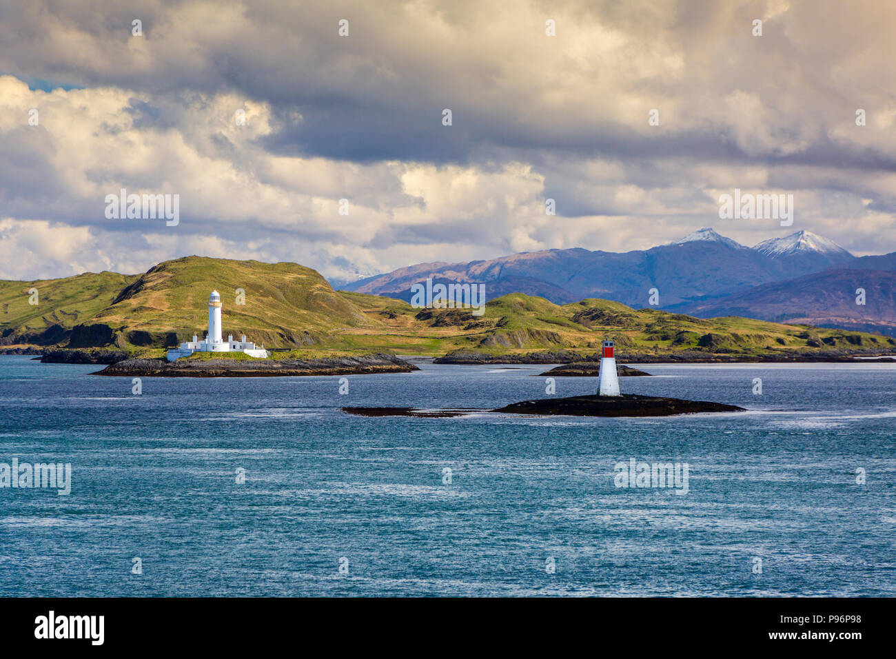 Lismore faro sul piccolo isolotto di Eilean Musdile è una visione comune da Oban - Mull il traghetto o le navi che entrano o lasciano il suono di Mull. Foto Stock