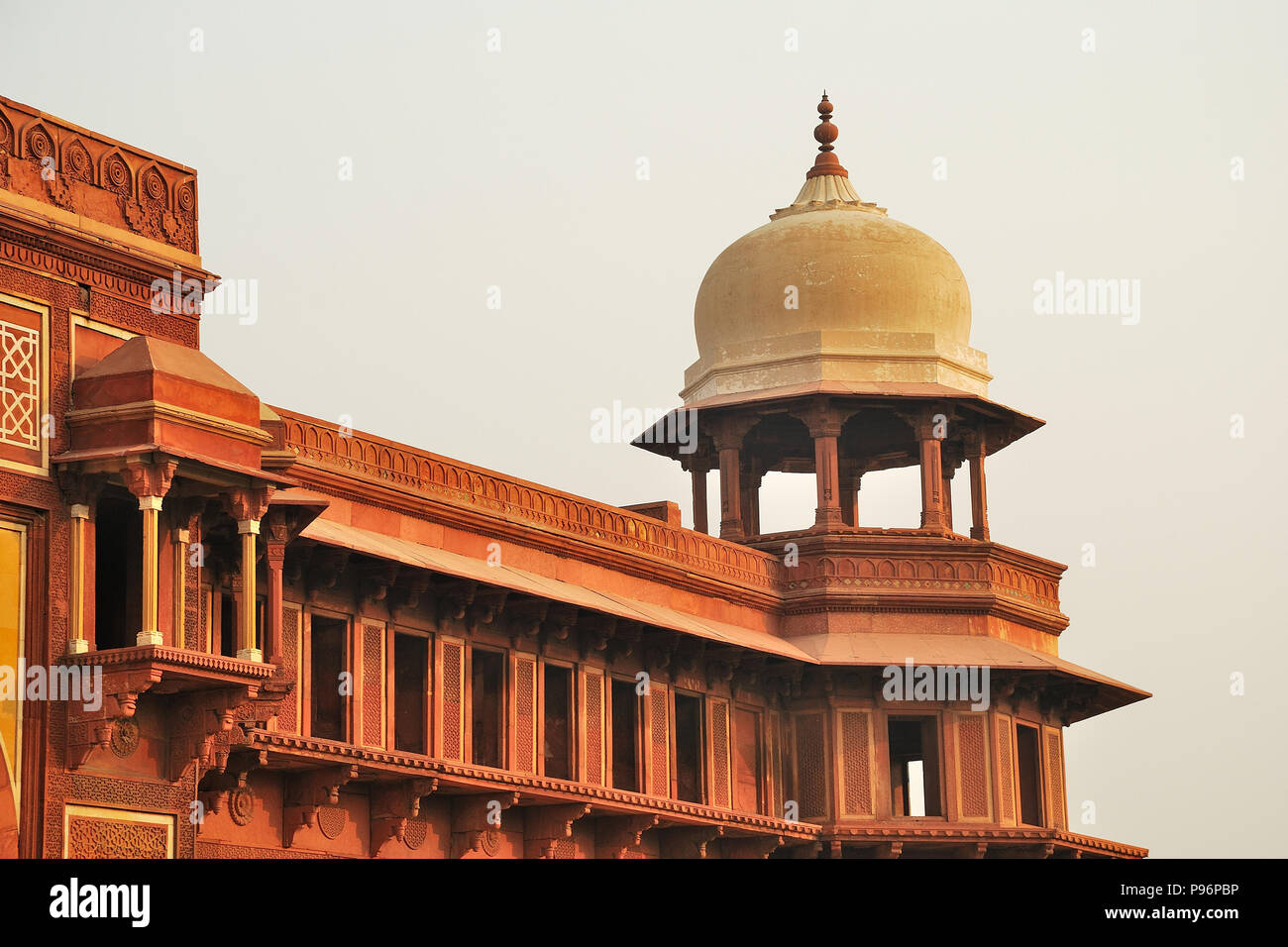 Il carving dettagli sulla parete esterna di Jahangir Mahal, Red Fort, Agra, Uttar Pradesh, India Foto Stock