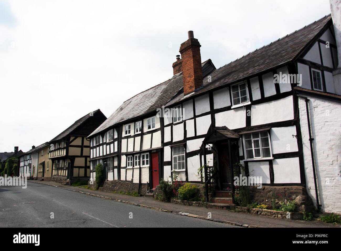 HEREFORDSHIRE; PEMBRIDGE; FILA DI LE CASE CON LA STRUTTURA IN LEGNO Foto Stock