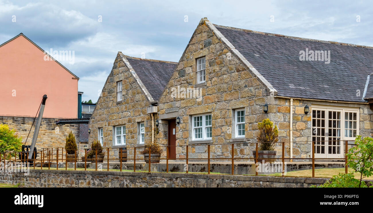 KNOCKANDO WHISKY DISTILLERY MORAY Scozia edifici tradizionali vicino alla vecchia linea ferroviaria lungo la SPEYSIDE MODO Foto Stock