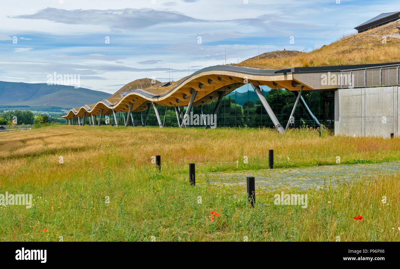 MACALLAN DISTILLERY CRAIGELLACHIE MORAY Scozia superbo E NUOVO DESIGN PER UN WHISKY SCOZZESE DISTILLERIA GUARDANDO VERSO BEN RINNES Foto Stock