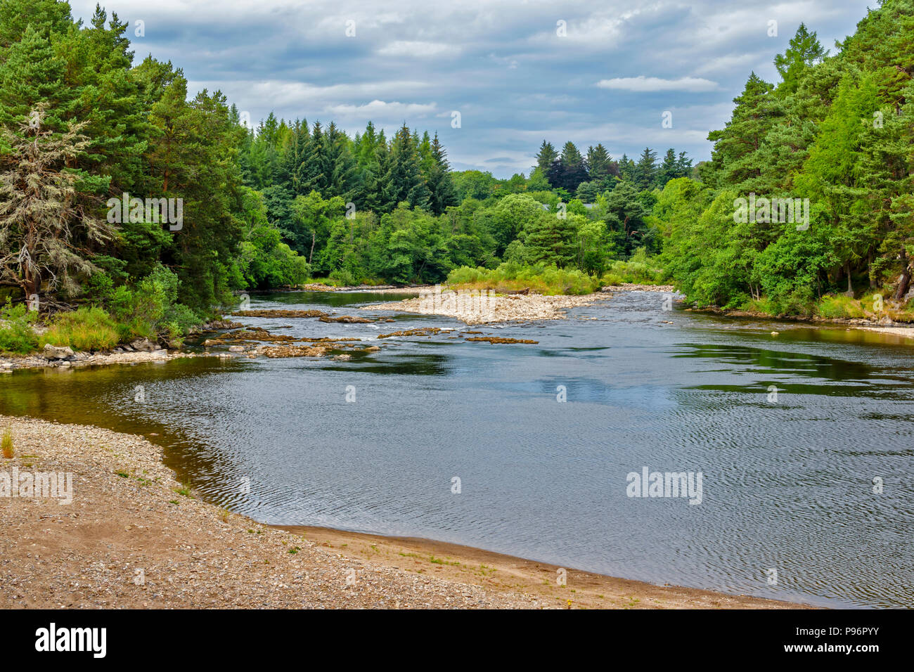 SPEYSIDE MODO E MOLTO BASSO DI ACQUA SUL FIUME SPEY A TAMDHU LA MANCANZA DI PIOGGIA ESTATE 2018 Foto Stock