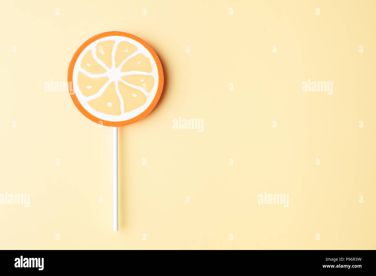 Candy stick, isolato su sfondo giallo Foto Stock