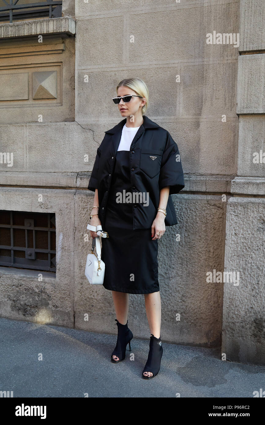 Milano - 17 giugno: Caro Daur in bianco e nero Prada abbigliamento prima di  Prada fashion show, la Settimana della Moda Milanese street style il 17  giugno 2018 a Milano Foto stock - Alamy