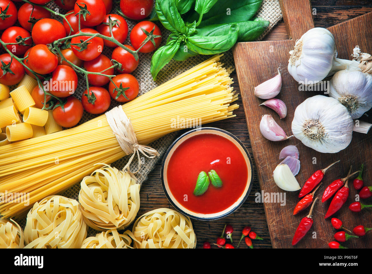 Spaghetti cibo italiano, tagliatelle e maccheroni con pomodoro aglio e peperoncino. Foto Stock