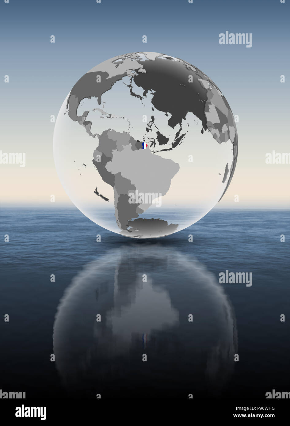 Guiana Francese con bandiera sul mappamondo trasparente sopra l'acqua. 3D'illustrazione. Foto Stock