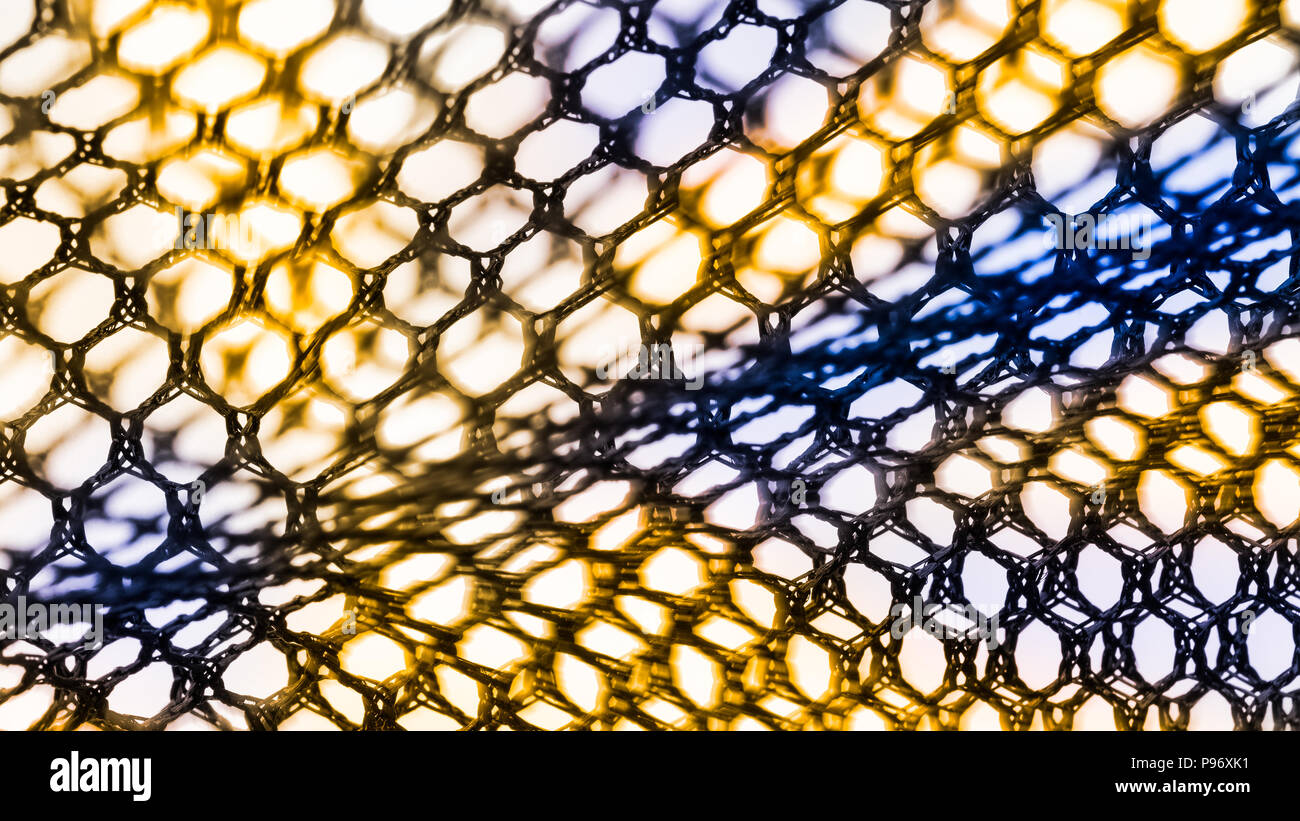 Texture astratta di netto con celle esagonali. Dettaglio artistico del netting decorativo in nero, giallo e il colore blu su sfondo bianco. Foto Stock