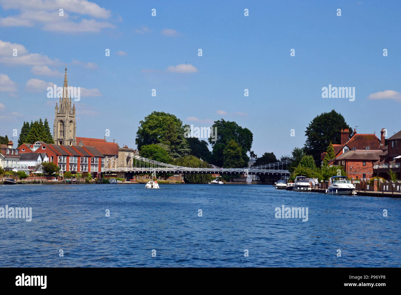Vista di Marlow Bridge, attraverso il Fiume Tamigi in Marlow, Buckinghamshire, Inghilterra, Regno Unito Foto Stock