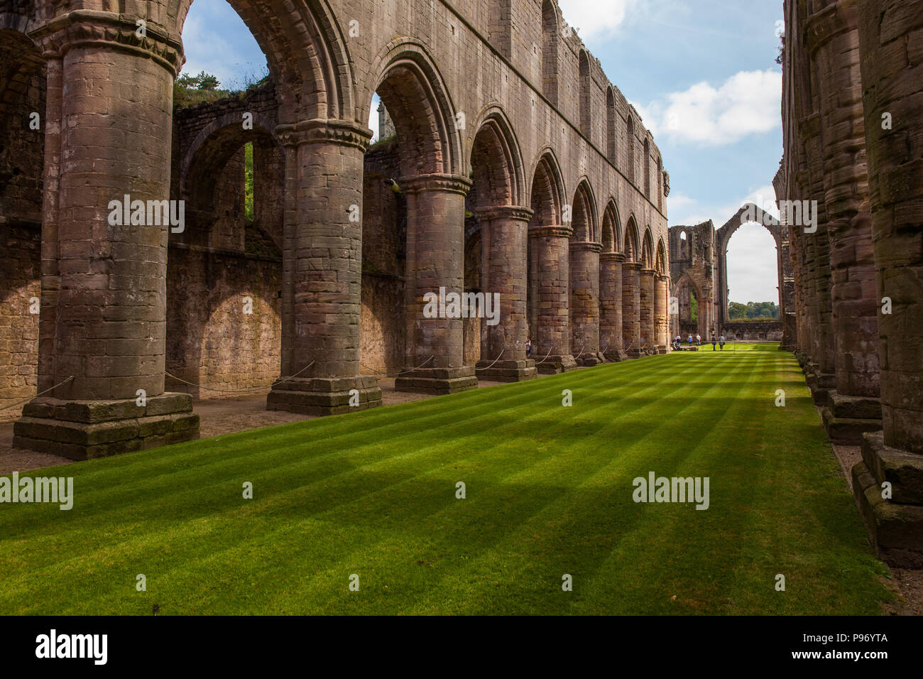 Ruinen der Fountains Abbey und Park Foto Stock