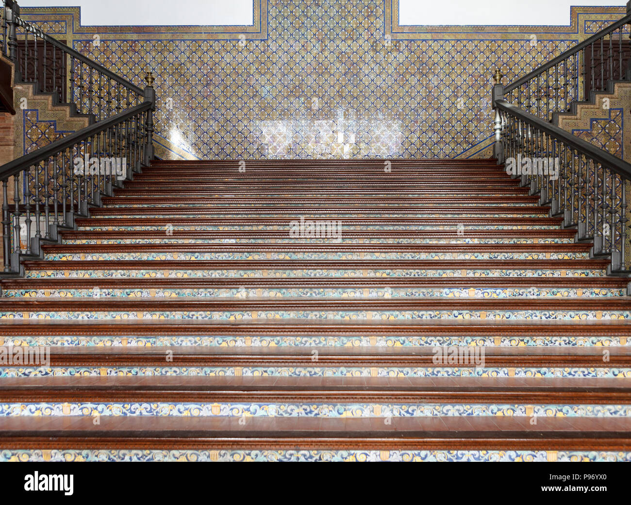 Scalinata nel palazzo di Plaza de Espana (Piazza di Spagna) a Siviglia, in Andalusia, Spagna. Decorate con elementi di miscelazione del revival rinascimentale e Moor Foto Stock