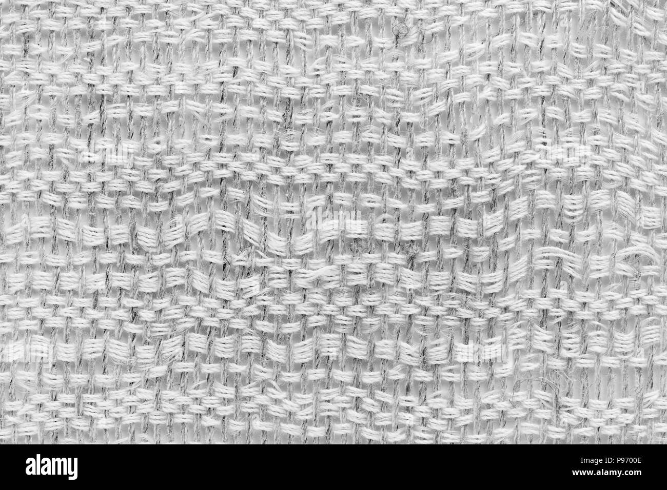 White tessitura a mano matting tessuto tweed texture. Closeup frammento orizzontale Foto Stock