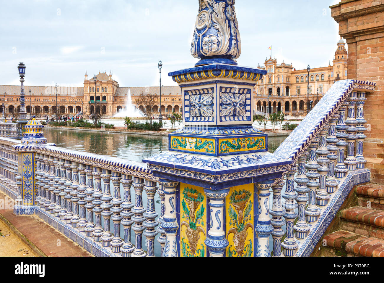 Balaustra sulla Plaza de Espana (Piazza di Spagna) a Siviglia, in Andalusia, Spagna. Decorate con elementi di miscelazione del revival rinascimentale e moresco Revi Foto Stock