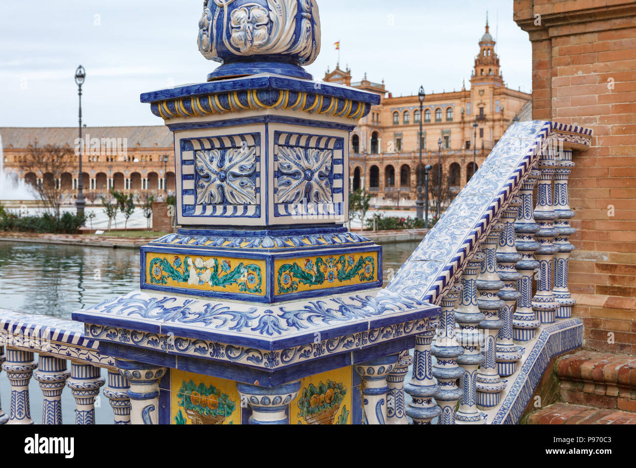 Balaustra sulla Plaza de Espana (Piazza di Spagna) a Siviglia, in Andalusia, Spagna. Decorate con elementi di miscelazione del revival rinascimentale e moresco Revi Foto Stock