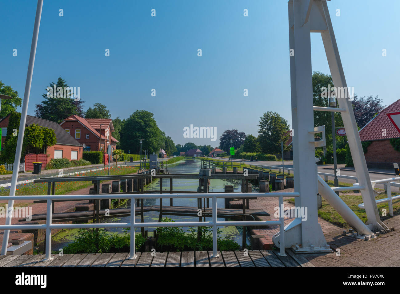 Ponte levatoio, Klappbrücke Schlüsenbrügg, Fehnkanal, canal, Grossefehn, Fehnort, Frisia orientale, Bassa Sassonia, Germania, Europa Foto Stock