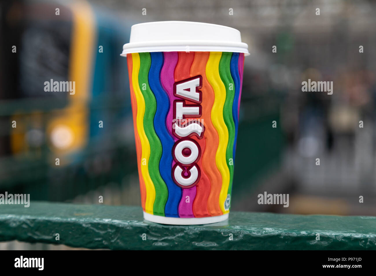 Costa introdurre un nuovo orgoglio stile arcobaleno tazza da caffè per l'estate 2018 Foto Stock