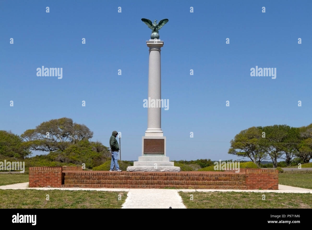 FORT FISHER, North Carolina, Stati Uniti d'America - 20 Aprile 2018: un uomo esamina il 1932 Fort Fisher monumento confederati e il monumento al soldato confederato che de Foto Stock