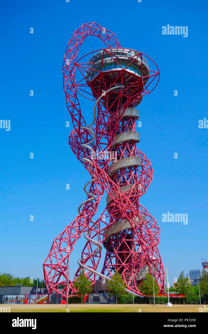 Il 114,5 m tall ArcelorMittal Orbit torre di osservazione nel Queen Elizabeth Olympic Park a Londra. Nel Regno Unito la più grande scultura. Foto Stock