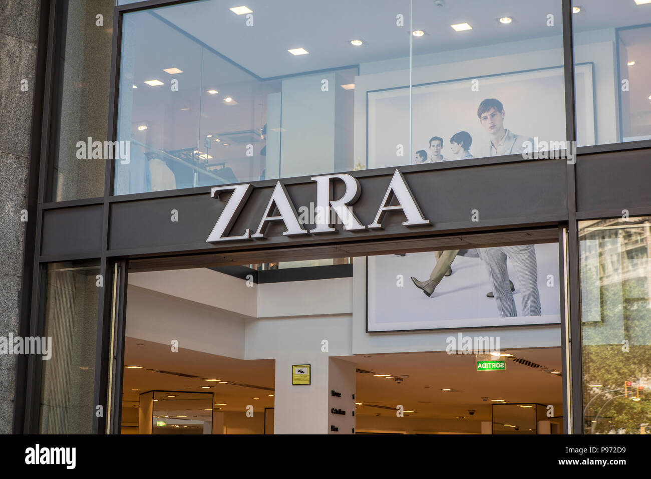Zara store sul Passeig de Gràcia street a Barcellona. Barcellona è una  città in Spagna. Essa è la capitale e la città più grande della Catalogna,  come pure il secondo più popoloso