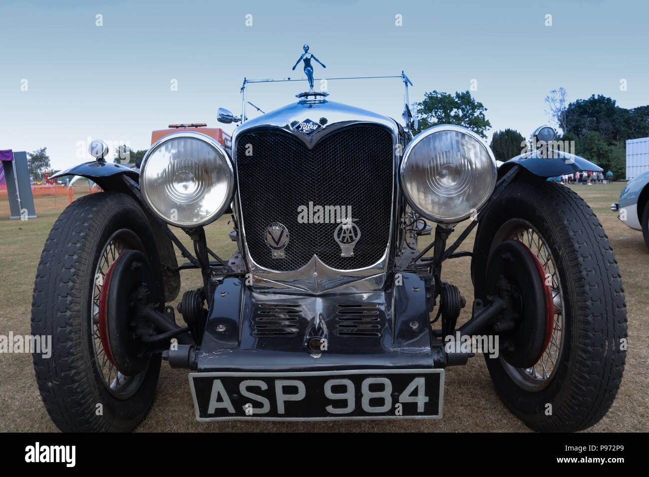 Divertimento al carnevale Cutthorpe con auto d'epoca e le bancarelle del mercato, Derbyshire vicino a Chesterfield, Regno Unito. Foto Stock