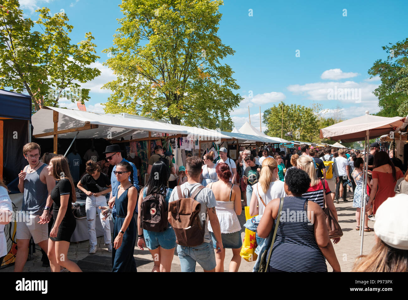 Berlino, Germania - Luglio 2018: la folla di gente che camminava sul mercato delle pulci (Mauerpark Flohmarkt) su una soleggiata giornata estiva a Berlino , Germania Foto Stock
