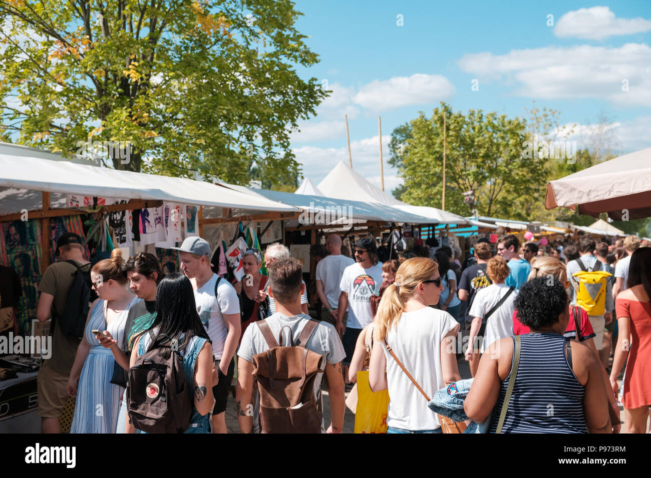 Berlino, Germania - Luglio 2018: persone su affollato mercato delle pulci ( Mauerpark Flohmarkt) su una soleggiata domenica di estate a Berlino , Germania Foto Stock