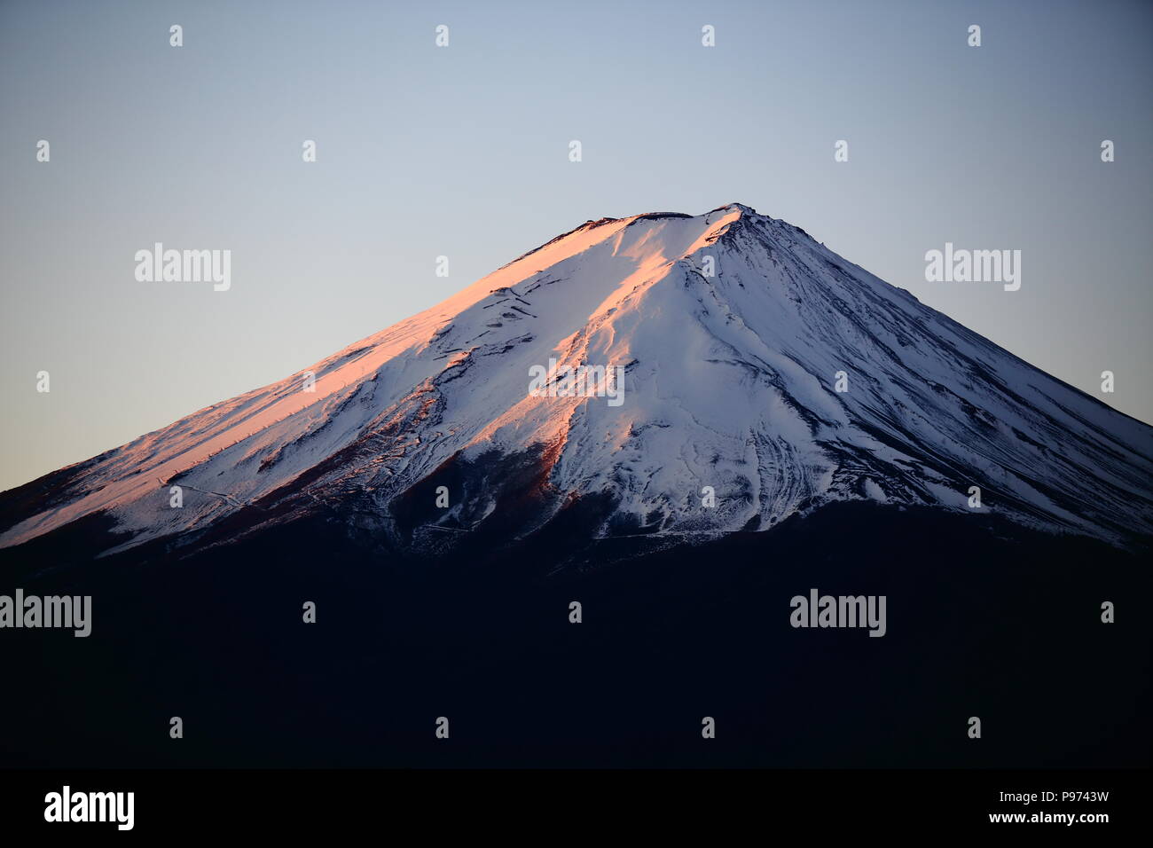 Snowcrapped fuji vicino a Alba visualizza Foto Stock