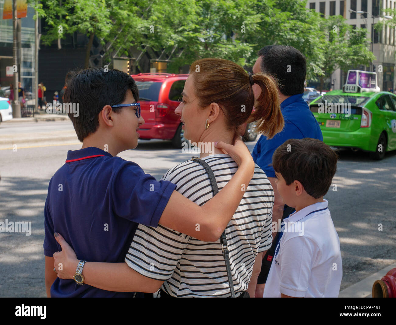 Una madre e figlio di condividere un momento di gara su Michigan Avenue, Chicago, Illinois. Foto Stock