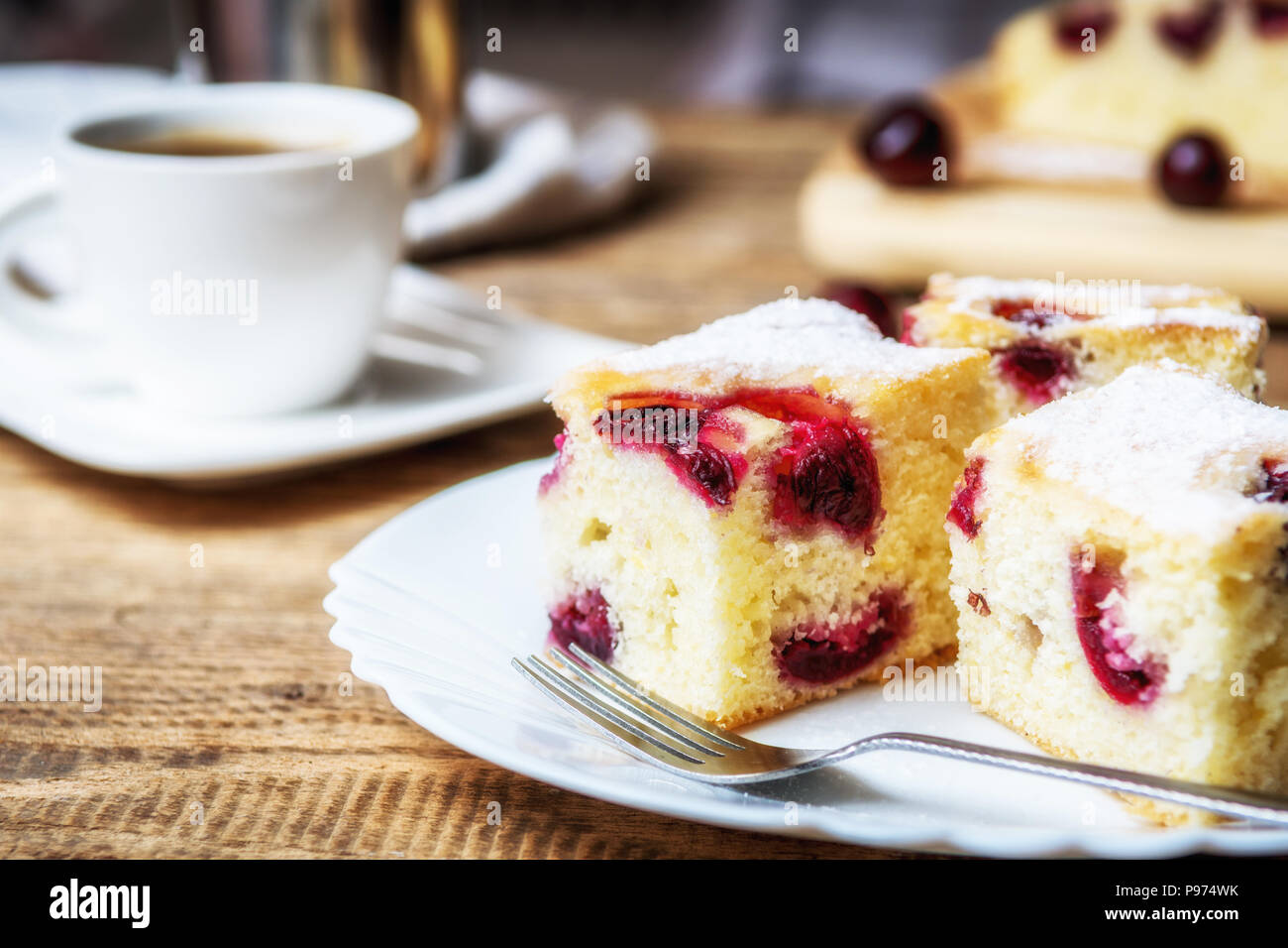 Ceca tradizionale torta di bolla o souffle con ciliegie Foto Stock