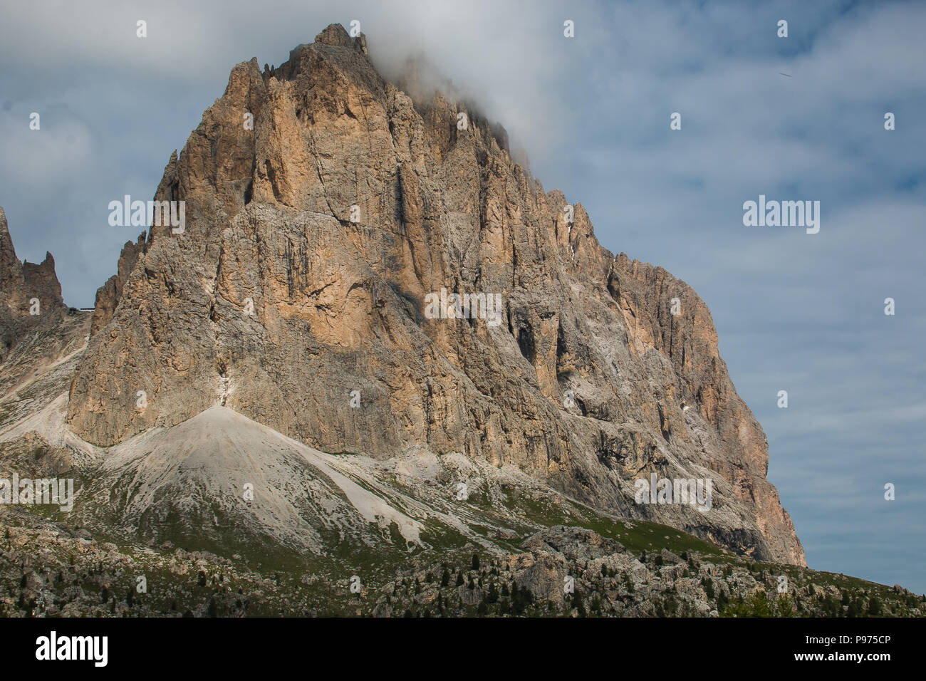 Il Sassolungo, Sassolungo o Sassolungo è la montagna più alta del Gruppo del Sasso Lungo nelle Dolomiti in Alto Adige, Italia Foto Stock