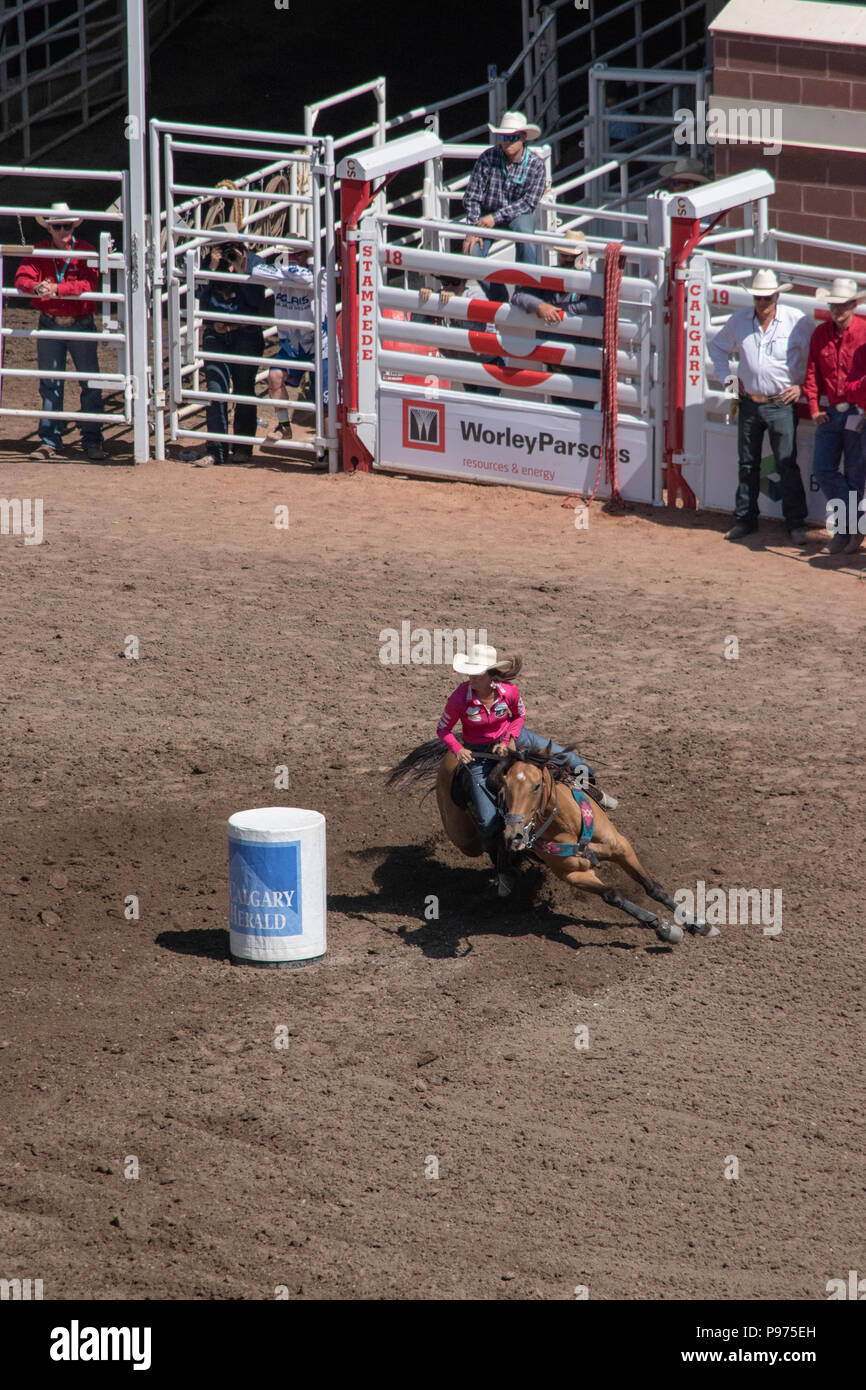 12 luglio 2018. Cowgirl Barrel Racing al Calgary Stampede Rodeo, Stampede Grounds, Calgary, Alberta, Canada Foto Stock