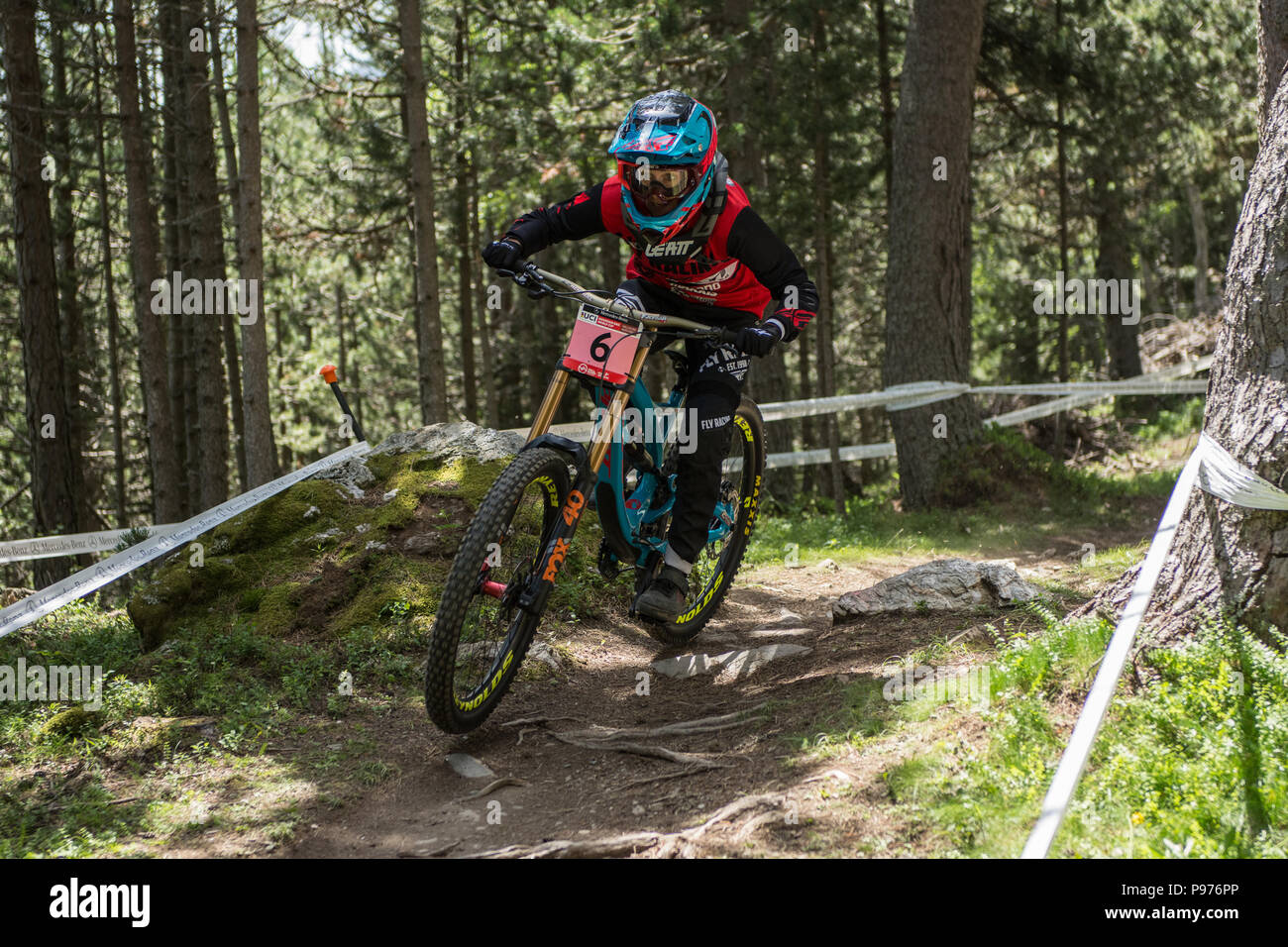 Vallnord, La Massana - Andorra. Il 15 luglio 2018. Gara in discesa, UCI, Moutain Bike World Cup, Vallnord Andorra. 15/07/2018 CABIROU,Marine in gara. Credito: Martin Silva Cosentino / Alamy Live News Foto Stock