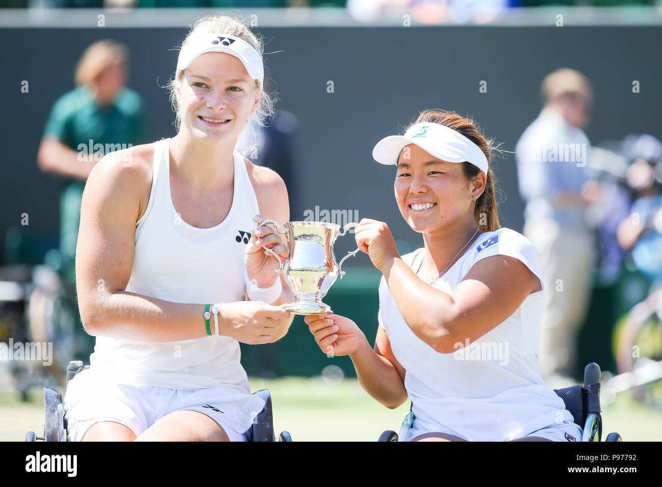 Londra, Regno Unito. Il 15 luglio 2018. (L-R) Diede De Groot (NED), Yui Kamiji (JPN) Tennis : (L-R) Diede De Groot del Paesi Bassi e Yui Kamiji del Giappone costituiscono con i trofei dopo la donna della sedia a rotelle raddoppia la partita finale del torneo di Wimbledon Lawn Tennis campionati a tutti England Lawn Tennis e Croquet Club di Londra, in Inghilterra . Credito: AFLO/Alamy Live News Foto Stock