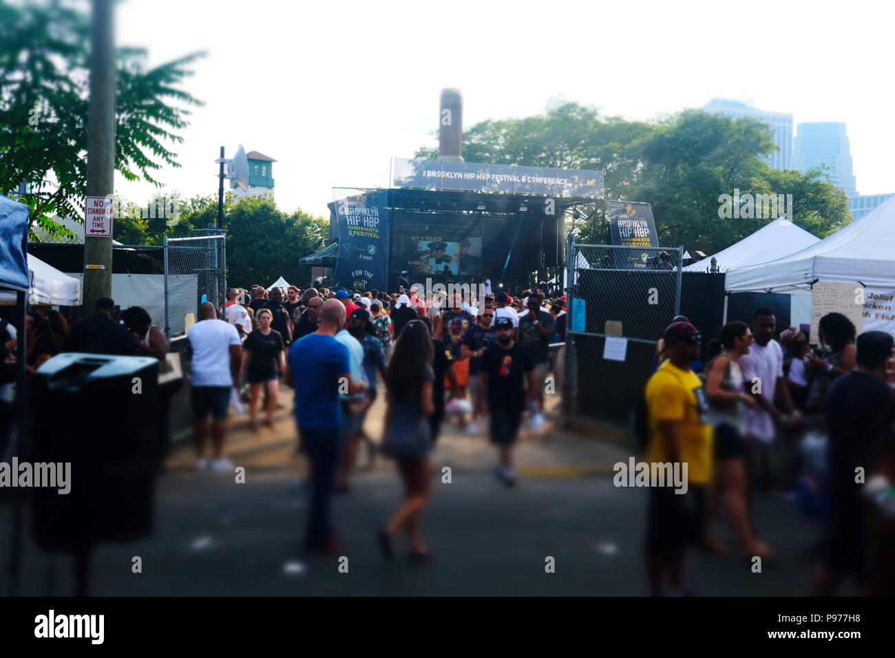 Brooklyn, NY, STATI UNITI D'AMERICA. 14 Luglio, 2018. Il pubblico assiste il ventesimo anniversario festeggiato in concerto per la registrazione di artisti- Black Star sono Yasiin Bey & Talib Kweli durante il 'Home prossimo concerto' per il Brooklyn Hip Hop Festival & Conference powered by Brooklyn Bodega sulla luglio 14, 2018 in DUMBO sezione di Brooklyn, New York City. Credito: Mpi43/media/punzone Alamy Live News Foto Stock
