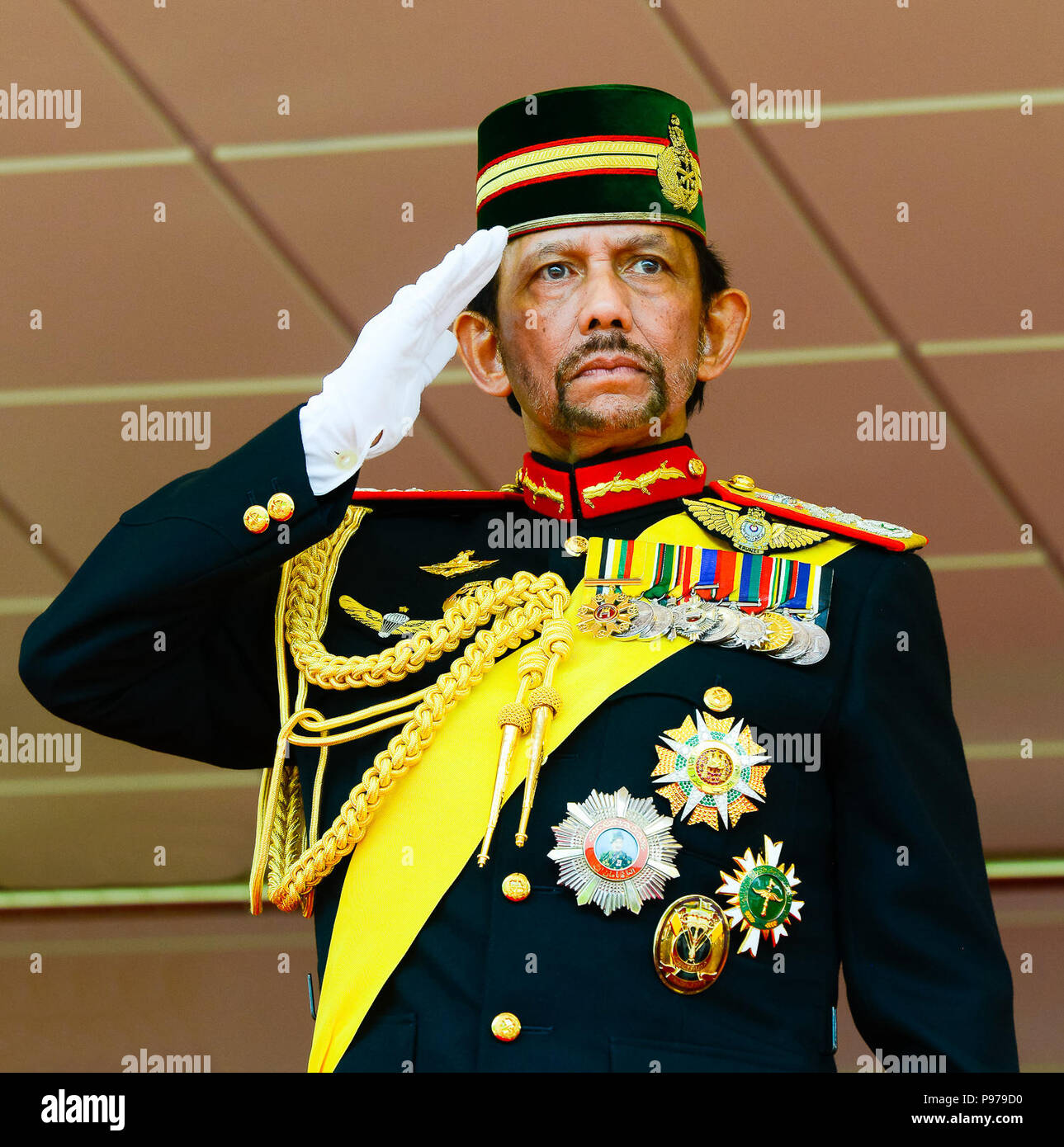 Bandar Seri Begawan, Brunei. Il 15 luglio 2018. Il Brunei Sultan Haji Hassanal Bolkiah saluta torna alla sfilata delle persone durante un corteo cerimoniale detenute per la sua 72esima Festa di compleanno in Bandar Seri Begawan, capitale del Brunei, luglio 15, 2018. Il Brunei ha celebrato il Sultano Haji Hassanal Bolkiah's 72compleanno con varie attività tra cui un corteo cerimoniale e un grande banchetto di stato di domenica. Credito: Jeffrey Wong/Xinhua/Alamy Live News Foto Stock