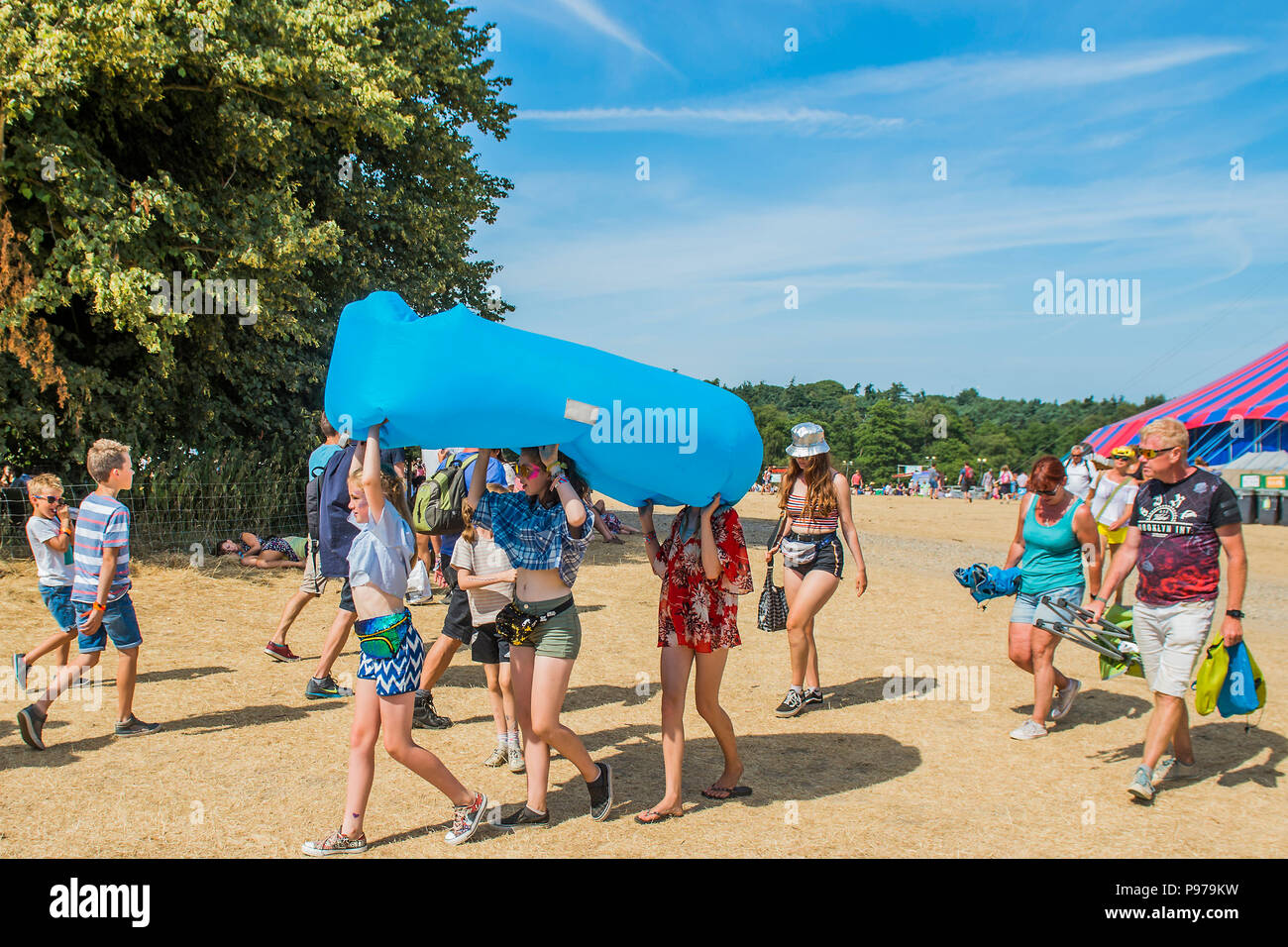Suffolk, Regno Unito. Il 15 luglio 2018.Suffolk, Regno Unito. Il 15 luglio 2018.Suffolk, Regno Unito. Il 15 luglio 2018. È così caldo oggi che tutti gli alberi di ombra può fornire è utilizzato e vi è una vasta gamma di copricapi per quelli al sole - Il 2018 Latitude Festival, Henham Park. Suffolk 15 luglio 2018 Credit: Guy Bell/Alamy Live News Credito: Guy Bell/Alamy Live News Credito: Guy Bell/Alamy Live News Foto Stock