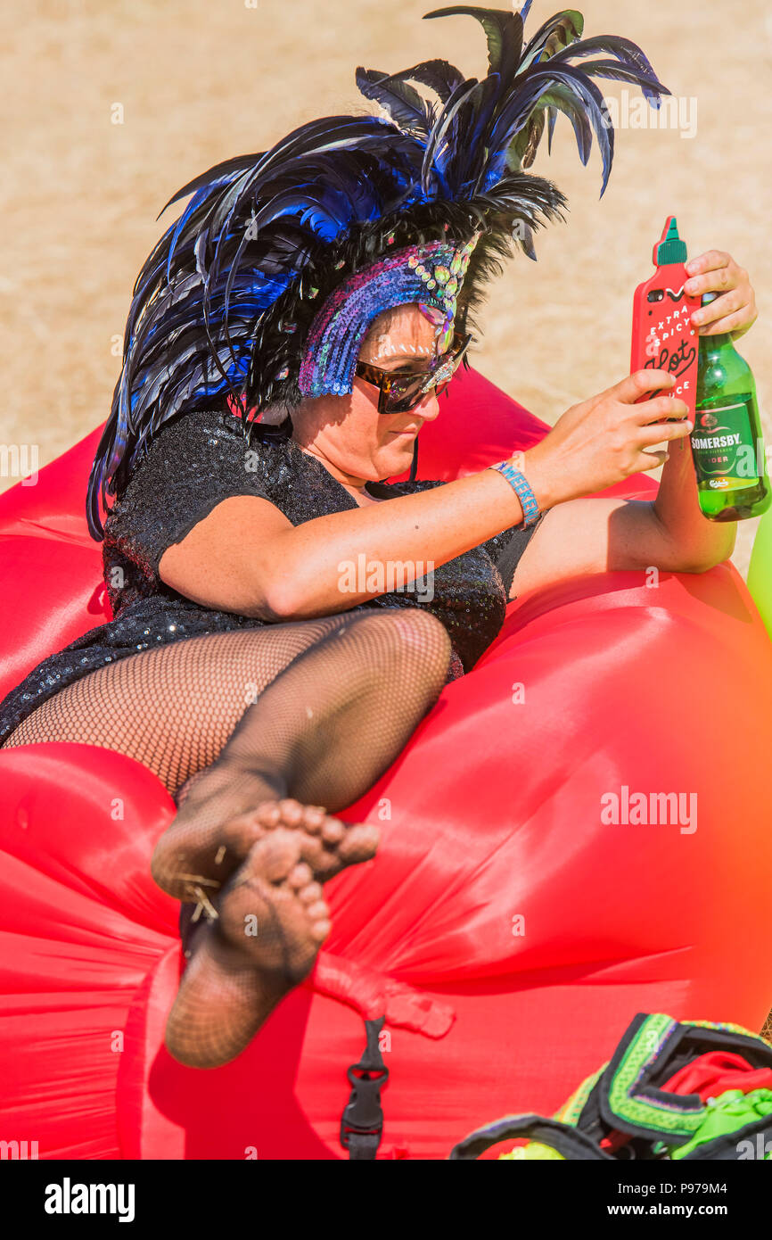 Suffolk, Regno Unito. Il 15 luglio 2018.Suffolk, Regno Unito. Il 15 luglio 2018.Suffolk, Regno Unito. Il 15 luglio 2018. È così caldo oggi che tutti gli alberi di ombra può fornire è utilizzato e vi è una vasta gamma di copricapi per quelli al sole - Il 2018 Latitude Festival, Henham Park. Suffolk 15 luglio 2018 Credit: Guy Bell/Alamy Live News Credito: Guy Bell/Alamy Live News Credito: Guy Bell/Alamy Live News Foto Stock